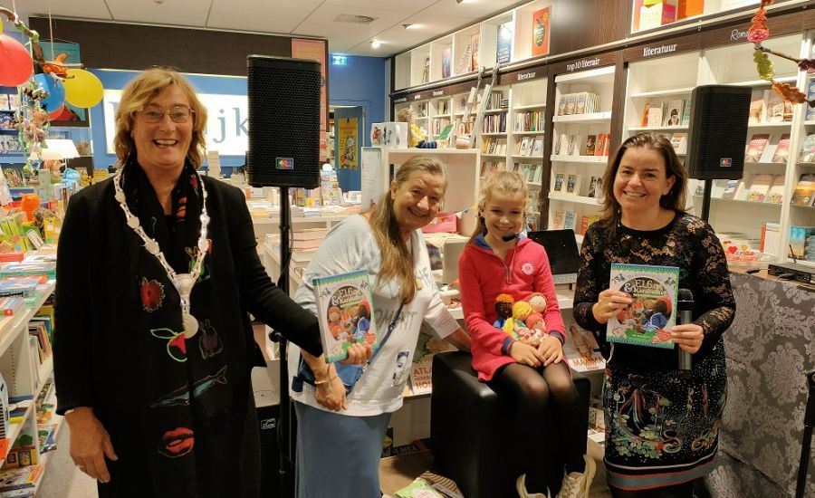 Sofie (9) reikt eigen kinderboek uit aan burgemeester