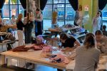 Jonge meiden aan de slag met upcycling tijdens fashion 2-daagse