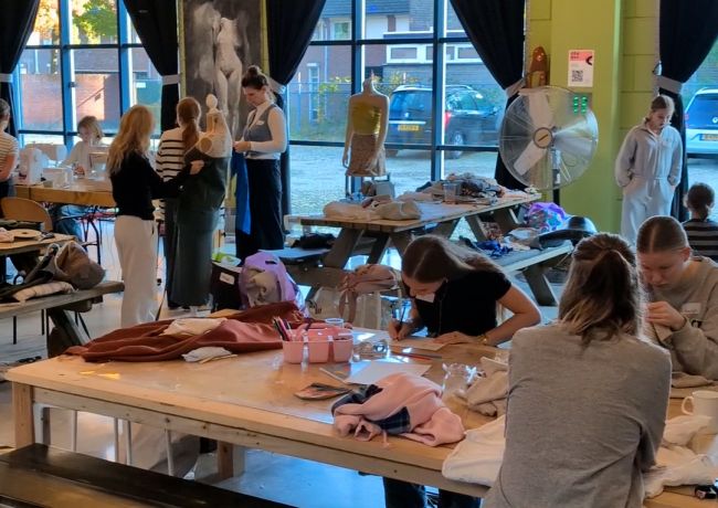 Jonge meiden aan de slag met upcycling tijdens fashion 2-daagse