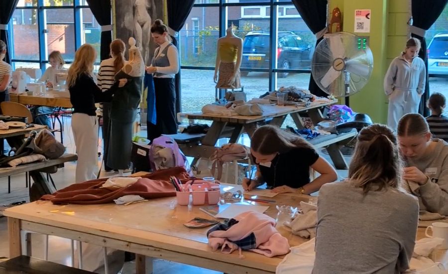 Jonge meiden aan de slag met upcycling tijdens fashion 2-daagse